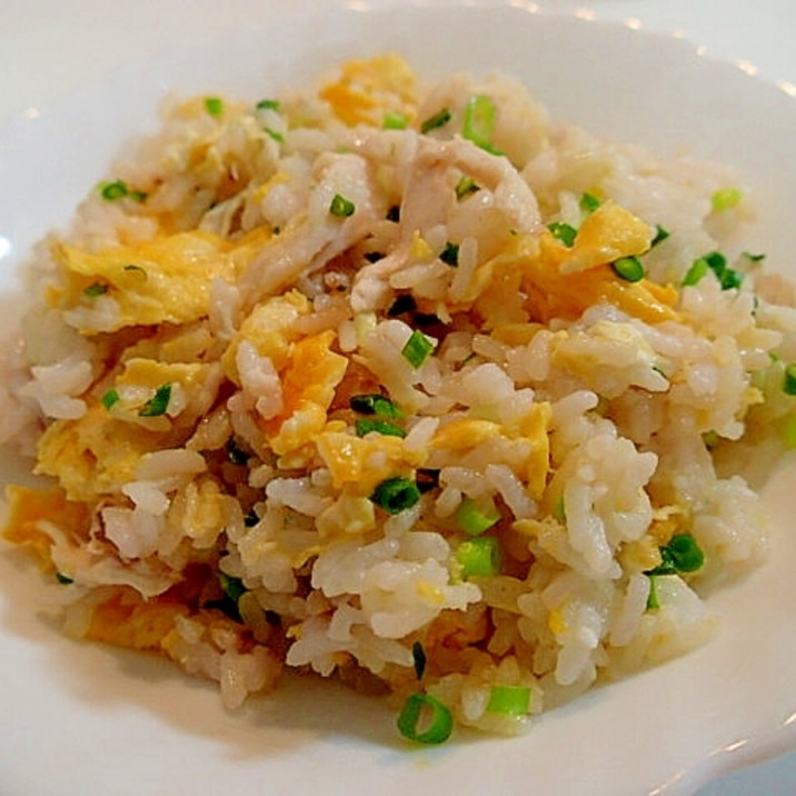 卵とサラダチキンと葱のチャーハン